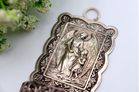 Pia de água benta em prata com relevos cartela para monograma e anjo da Guarda